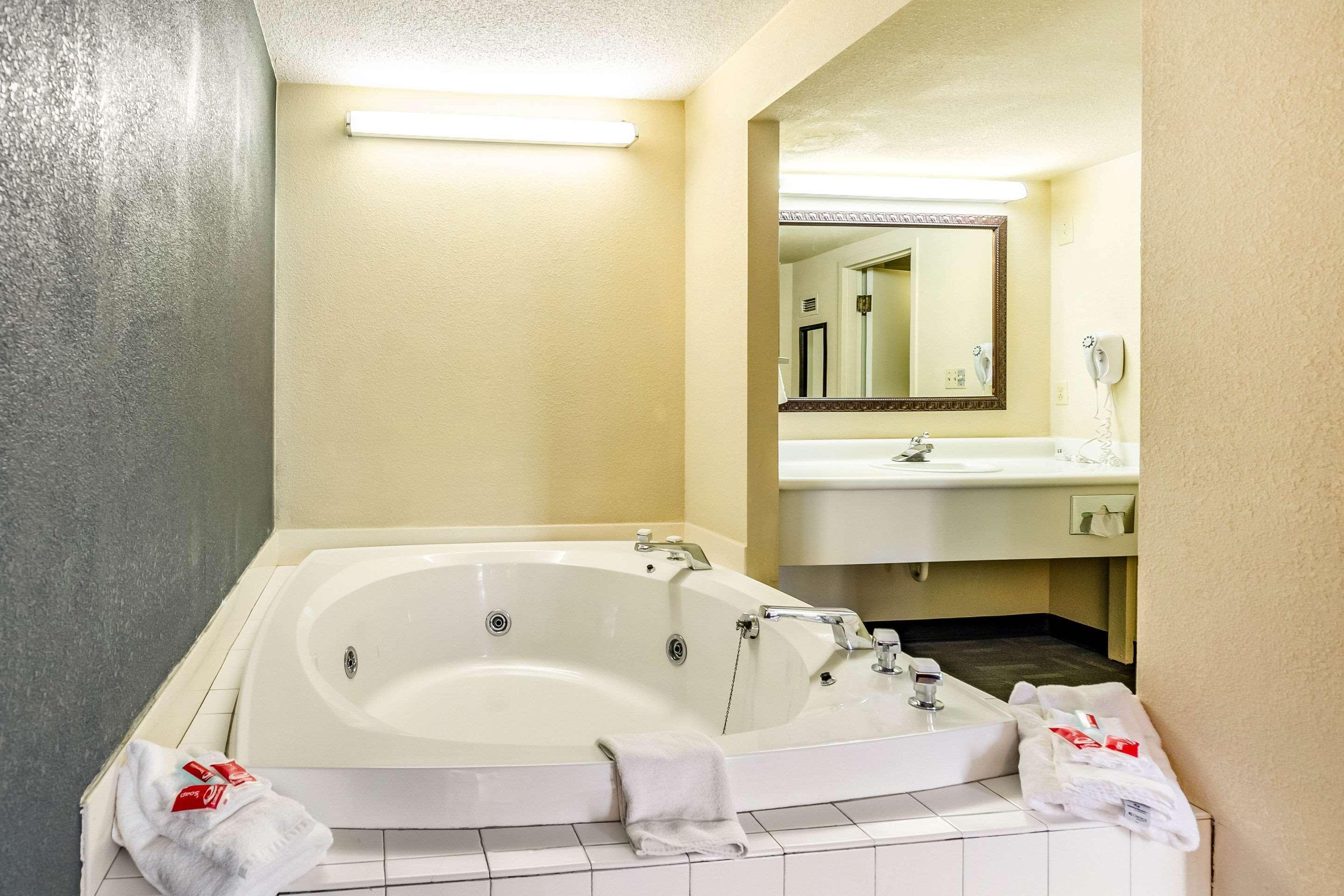 Econo Lodge Inn & Suites Radford-Blacksburg Area Екстериор снимка